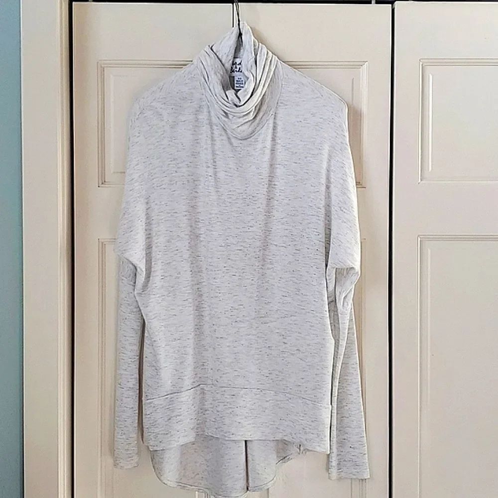 MADISON & BERKELEY CROWL NECK LONG SLEEVE TOP! SIZE XS, NWOT!